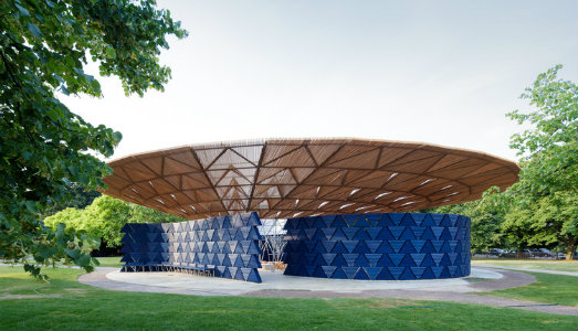Ritmi tribali a Kensington Garden. Apre il Serpentine Pavillion progettato da Francis Kéré
