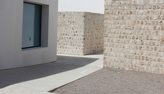 Biennale di Sharjah, per quattro: un sistema “poroso” che, tra artisti blue-chips e riorganizzazione del concept, toccherà anche Istanbul, Beirut e Dakar