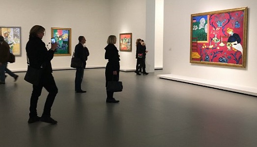 Merci, Monsieur Arnault. Parola di Vladimir Putin. Che nella “guerra fredda” tra Francia e Russia fa vincere il lusso, e l’arte