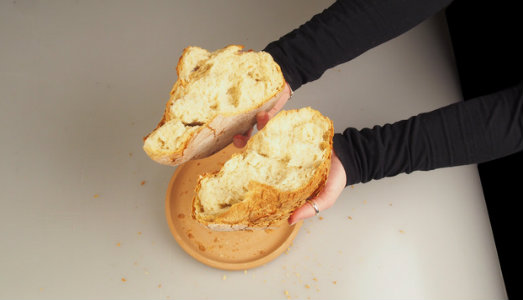 Si può vivere di solo pane? La performance dell’ISIA di Faenza alla Triennale di Milano