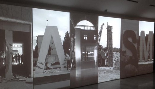 Milano Art Week/3. Santiago Sierra al PAC: una mostra in bianco e nero, bella e “libera”