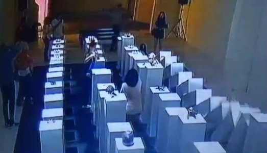 Un selfie da 200.000 dollari. Disastroso effetto domino alla mostra di Simon Birch