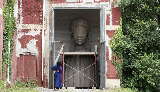 Una grande scultura di Simone Leigh inaugurerà l’High Line Plinth di New York
