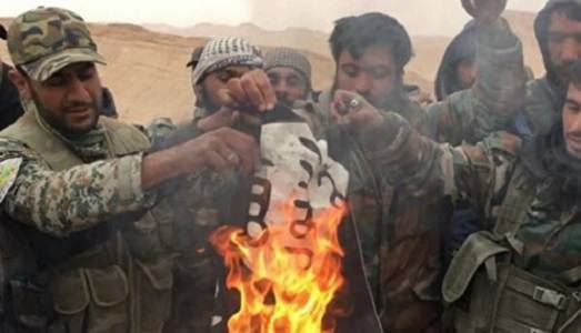 Un selfie da Palmira. L’esercito siriano riconquista il controllo dell’intera città, cacciando dopo quasi un anno dal sito archeologico i miliziani dell’Isis Un selfie da Palmira. L’esercito siriano riconquista il controllo dell’intera città, cacciando dopo quasi un anno dal sito archeologico i miliziani dell’Isis