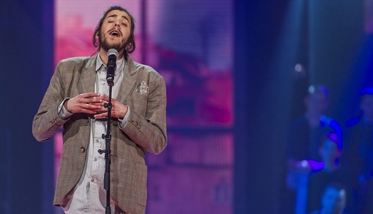 Per una volta l’Europa è unita. Grazie a un cantante portoghese dalla voce trasparente, come la sua pelle |