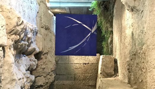 Oltre il nero e il bianco, il blu della rivolta. Sonia Riccio alle Mura Greche di Napoli