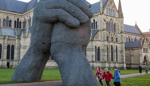 Gli “smartphonisti” sbattono sulla scultura, e la statua viene spostata. Un caso che farà discutere arriva dall’Inghilterra