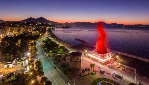La soprintendenza boccia il corno sul lungomare di Napoli. Si dovrà trovare un altro luogo
