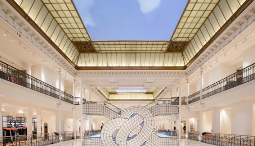 Sotto il cielo di Parigi. Leandro Erlich trasforma il Bon Marché in un’illusione ottica Sotto il cielo di Parigi. Leandro Erlich trasforma il Bon Marché in un’illusione ottica