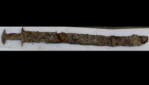 In Svezia, una bambina di 8 anni ha trovato una spada vichinga in un lago In Svezia, una bambina di 8 anni ha trovato una spada vichinga in un lago