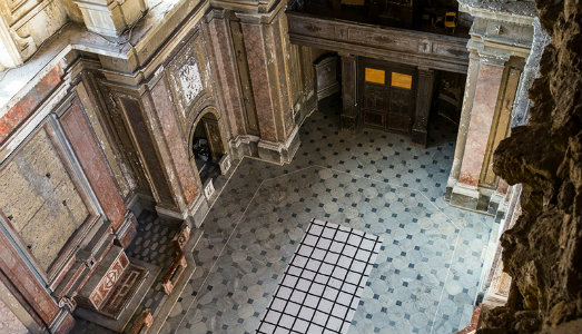 Lo spazio che non c’era e adesso c’è. Passeggiata con Eugenio Espinoza alle Scalze di Napoli