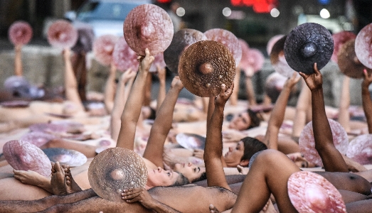 Nudi contro la censura dei Social Network. A New York, la performance di Spencer Tunick Nudi contro la censura dei Social Network. A New York, la performance di Spencer Tunick