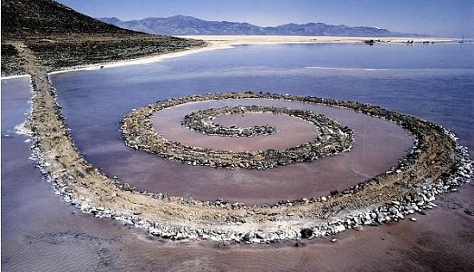 Ansie da conservazione? No, grazie! Spiral Jetty di Robert Smithson sta benissimo, nonostante la siccità