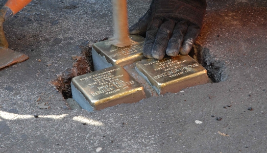 Spolverare la memoria. Le scuole di Roma ricordano le vittime del nazismo Spolverare la memoria. Le scuole di Roma ricordano le vittime del nazismo