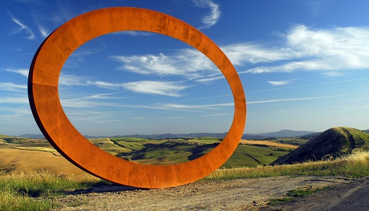 Mauro Staccioli, cittadino benemerito di Volterra. Dai “luoghi dell’esperienza” il riconoscimento all’artista