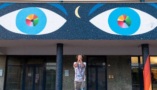 Street art di viaggio. La stazione di Senigallia si colora con gli occhi di GeometricBang