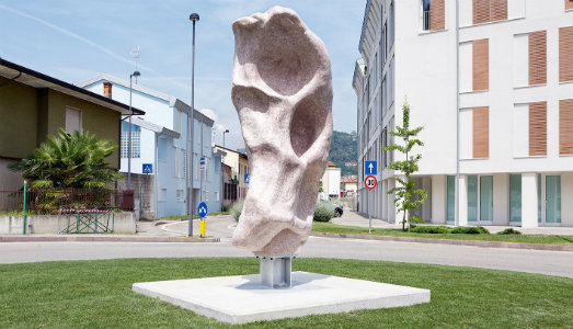 Ad Arzigano, presentata la “grande mano” di Alberto Tadiello, vincitore del concorso del Gruppo Mastrotto Ad Arzigano, presentata la “grande mano” di Alberto Tadiello, vincitore del concorso del Gruppo Mastrotto