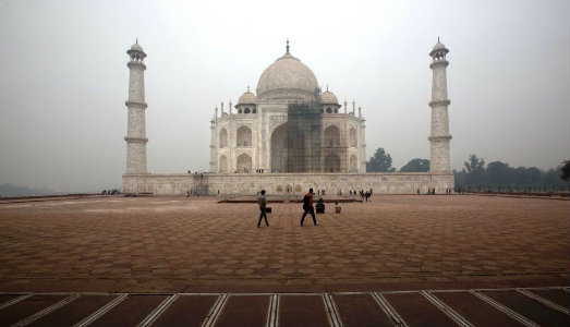 Taj Mahal a rischio chiusura. La meraviglia del mondo è diventata gialla per l’inquinamento