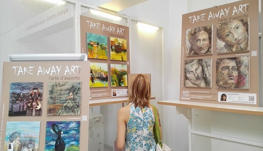 È arrivata la pizza? No, è “take away art”, progetto milanese che da un ristorante vuole portare arte al mondo intero. In cartone