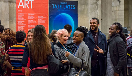 La Tate cerca dirigente nativo digitale |