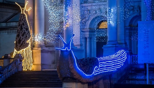 La Tate illuminata da Monster Chetwynd