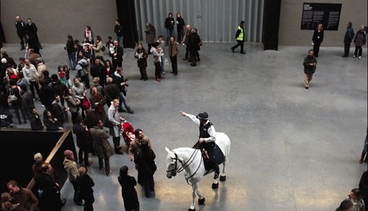 Quando la polizia entra alla Tate, a cavallo. Tra le azioni dell’opening anche la nuova puntata di “Tatlin’s Whisper” di Tania Bruguera |