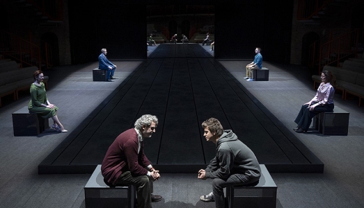 Al Piccolo Teatro di Milano, le vite degli altri, viste dal Ragazzo dell’ultimo banco Al Piccolo Teatro di Milano, le vite degli altri, viste dal Ragazzo dell’ultimo banco