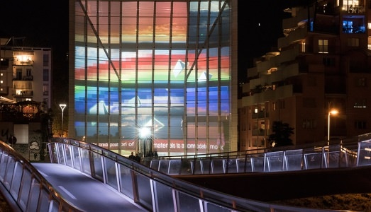 Una techno casa arcobaleno, che danza a ritmo di aerobica. Ecco il nuovo appuntamento dell’arte sulla facciata di Museion, a Bolzano Una techno casa arcobaleno, che danza a ritmo di aerobica. Ecco il nuovo appuntamento dell’arte sulla facciata di Museion, a Bolzano