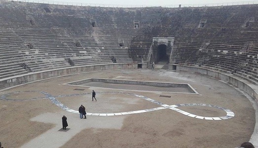 Anche Verona ha il suo “Terzo Paradiso”. Trentasette metri di specchi, firmati da Michelangelo Pistoletto, arrivano all’Arena