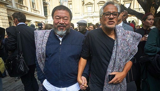 Mi si nota di più se partecipo o dissento? Anish Kapoor mette in forse la sua presenza alla Biennale di Yinchuan, dopo l’esclusione di Ai Weiwei