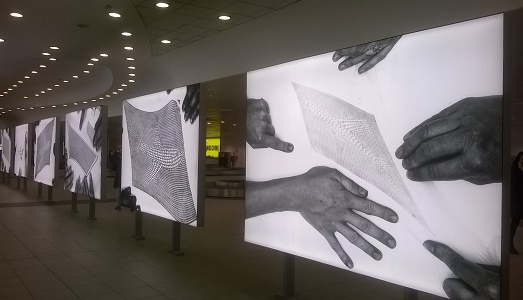 Torino. Artissima e oltre/2. La fiera in collaborazione con l’aeroporto, e Thomas Bayrle apre al pubblico l’area del ritiro bagagli con “Flying home”