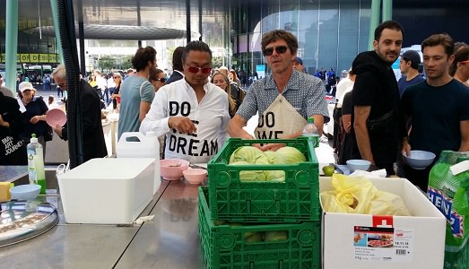 Artbasel/Tutti a mangiare da Rirkrit Tiravanija. All’ingresso della fiera “Do we dream under the same sky” è preso d’assalto