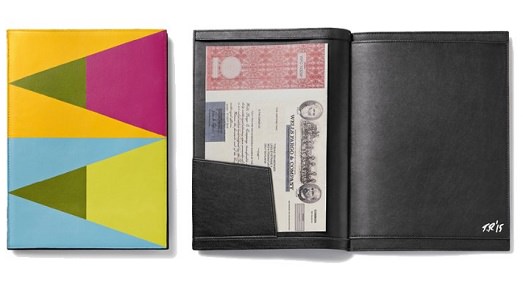 Un portafogli “critico” per Tobias Rehberger. Dopo gli ambienti l’artista tedesco si dà al design del cuoio, pensando ai mercati finanziari Un portafogli “critico” per Tobias Rehberger. Dopo gli ambienti l’artista tedesco si dà al design del cuoio, pensando ai mercati finanziari