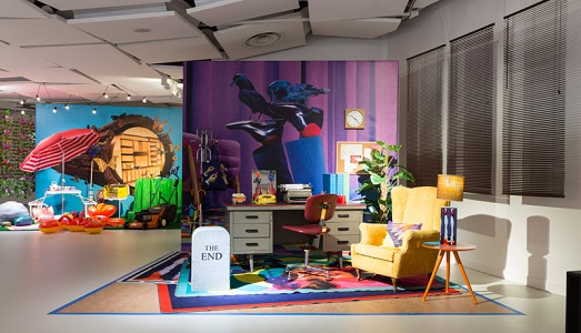 Classico, e saturato. Toiletpaper festeggia il milione di copie, con i pezzi realizzati da Gufram e Seletti. In un nuovo store temporaneo