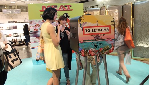 Toiletpaper va in vetrina. Alle Galeries Lafayette di Parigi il duo Cattelan-Ferrari porta l’estate, e anche una nuova tour Eiffel