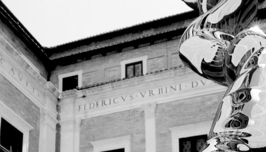 Uno stelo di acciaio è cresciuto nel cortile d’onore. Tony Cragg per il Palazzo Ducale di Urbino