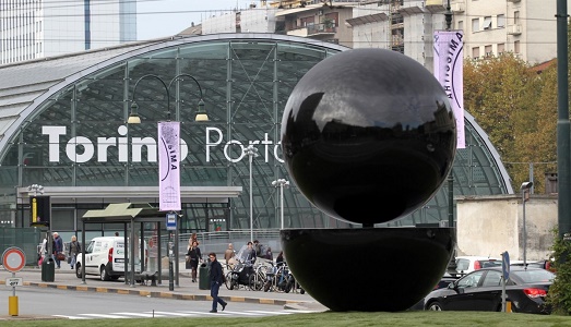 Una nuova opera pubblica per Torino. Anzi, un “monumento al futuro” di Armando Testa, alla stazione di Porta Susa