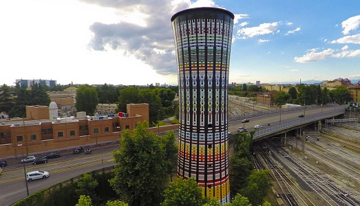 La Torre più bella di Milano. Ecco come rinasce il “serbatoio arcobaleno” di Porta Garibaldi, grazie a FS e ad un gruppo di aziende