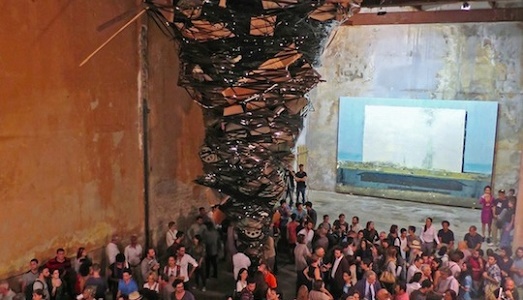 Un artista per la sostenibilità: José Yaque arriva a Pisa, per la quinta edizione di “Toscanaincontemporanea”, lavorando con un’azienda di riciclo