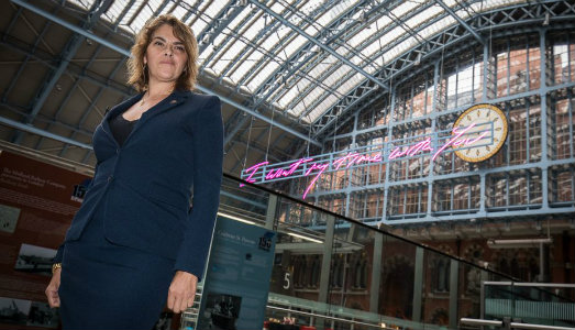 Tracey Emin presenta la sua ultima opera pubblica e svela di aver subito molestie sessuali