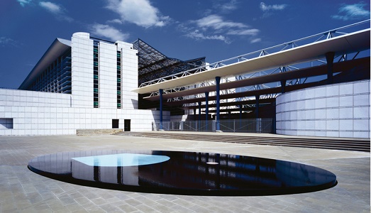 Ci voleva “Striscia la Notizia”? Chissà se qualcuno si occuperà del tribunale di Pescara, tra Pistoletto, Spalletti, Cucchi e le transenne