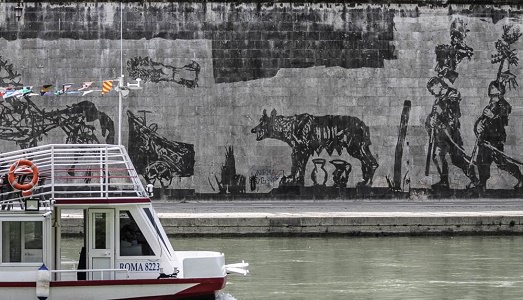 Tevereterno versus bancarelle, parla Kristin Jones: “Nascondere l’opera di William Kentridge dietro le baracche commerciali sul lungotevere è per migliaia di romani inaccettabile”