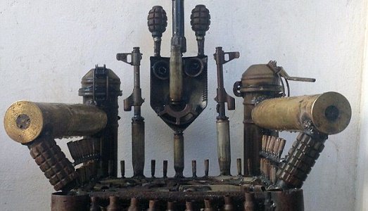 Un’opera d’arte accusata di importare illegalmente armi da fuoco. Storia di “War Throne” di Goncalo Mabunda, da mesi bloccata a una dogana. E ora in pericolo