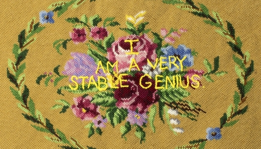 Le frasi di Trump ricamate con ago e filo