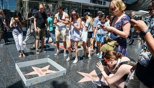 Un muro contro Donald Trump. Plastic Jesus, sulla Walk of Fame di Los Angeles, circonda la stelletta del candidato presidente con un’installazione effimera e presa d’assalto