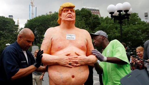 Trump nudo all’asta Trump nudo all’asta