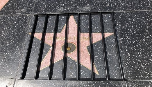 Donald Trump dietro le sbarre. Vandalizzata la stella del Presidente sulla walk of Fame
