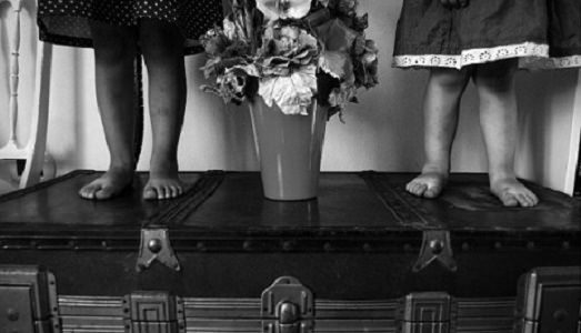 #TeachingToWalk: ecco la nuova open call per Instagram lanciata da Fondazione Trussardi. Ispirandosi a una performance di Roman Ondák, per vivere il momento dei primi passi