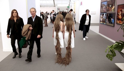 Addio a Tunga, artista brasiliano del corpo. Che turbò non poco i passanti di Frieze London 2015, con le sue gemelle unite dai capelli