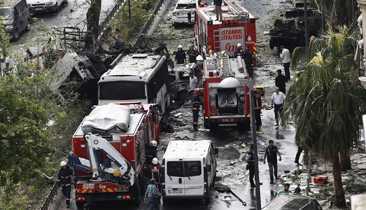 Turchia ancora nel fango: un nuovo attentato, mentre crolla il turismo e ai media è vietata la diffusione di notizie complete